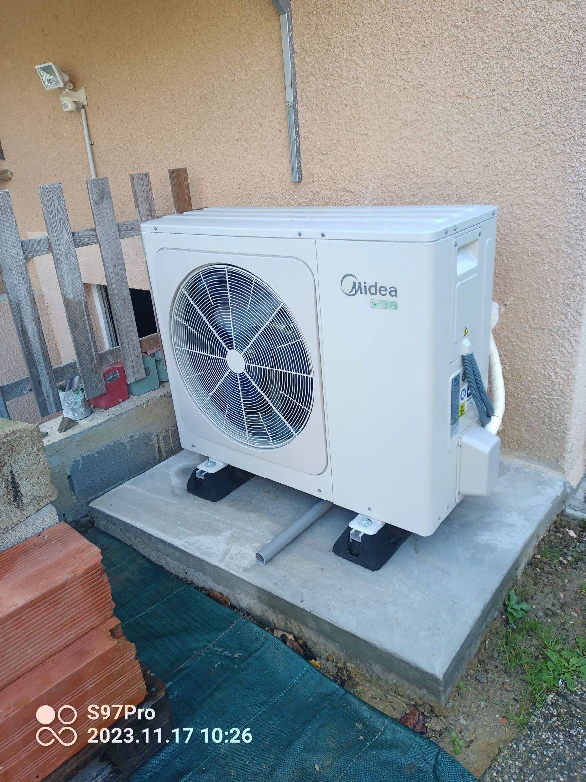 Contacter un plombier pour effectuer la maintenance annuelle d'un système de pompe à chaleur Mitsubishi sur L'Union 31240